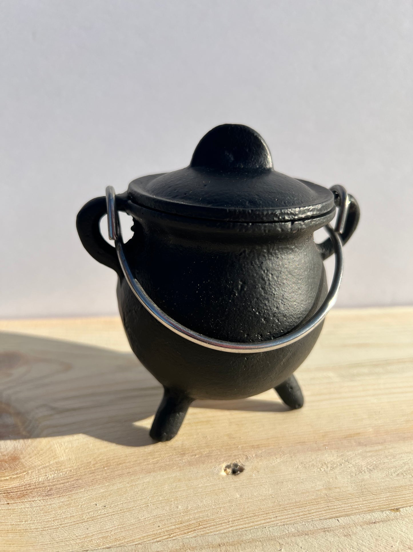 Potbelly cauldron with handle & lid.